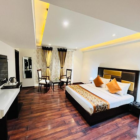 Hotel Aura Ip Grand Karkardooma Metro Station New Delhi Couple Friendly Екстериор снимка