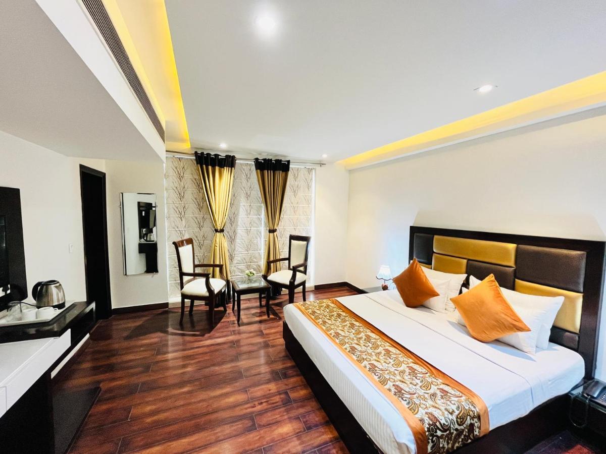 Hotel Aura Ip Grand Karkardooma Metro Station New Delhi Couple Friendly Екстериор снимка