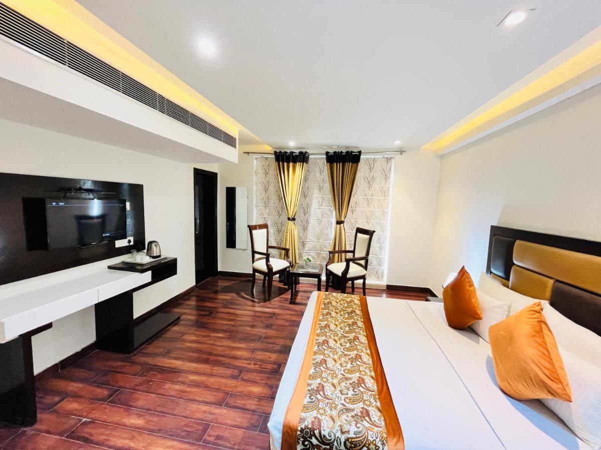 Hotel Aura Ip Grand Karkardooma Metro Station New Delhi Couple Friendly Екстериор снимка