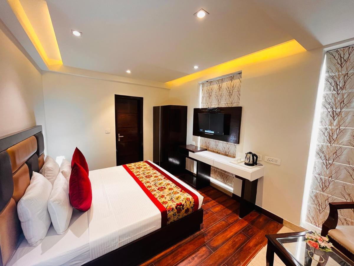 Hotel Aura Ip Grand Karkardooma Metro Station New Delhi Couple Friendly Екстериор снимка