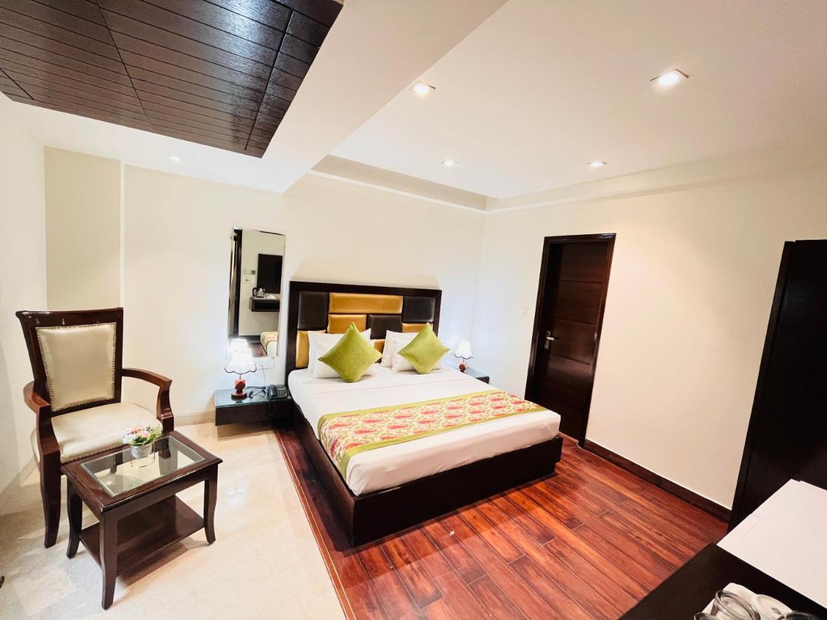 Hotel Aura Ip Grand Karkardooma Metro Station New Delhi Couple Friendly Екстериор снимка