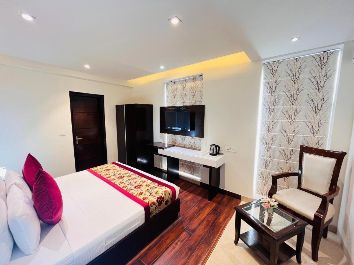 Hotel Aura Ip Grand Karkardooma Metro Station New Delhi Couple Friendly Екстериор снимка