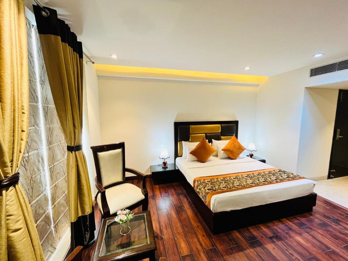 Hotel Aura Ip Grand Karkardooma Metro Station New Delhi Couple Friendly Екстериор снимка