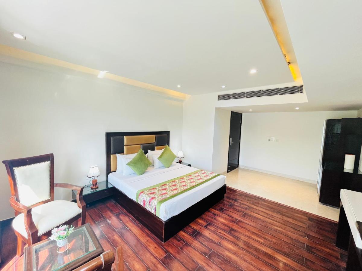 Hotel Aura Ip Grand Karkardooma Metro Station New Delhi Couple Friendly Екстериор снимка