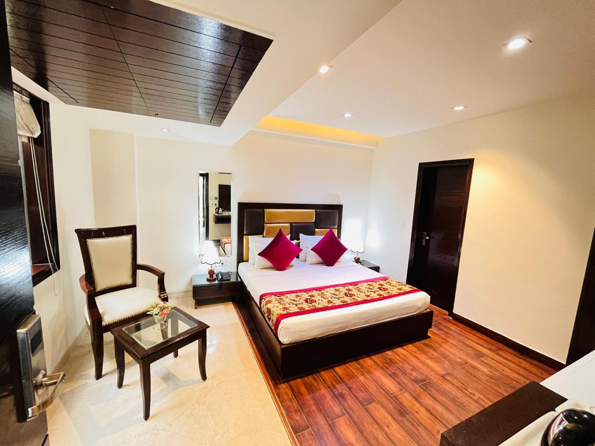 Hotel Aura Ip Grand Karkardooma Metro Station New Delhi Couple Friendly Екстериор снимка