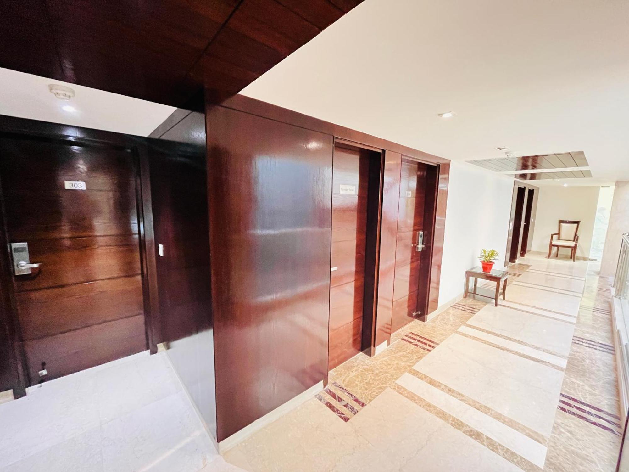 Hotel Aura Ip Grand Karkardooma Metro Station New Delhi Couple Friendly Екстериор снимка