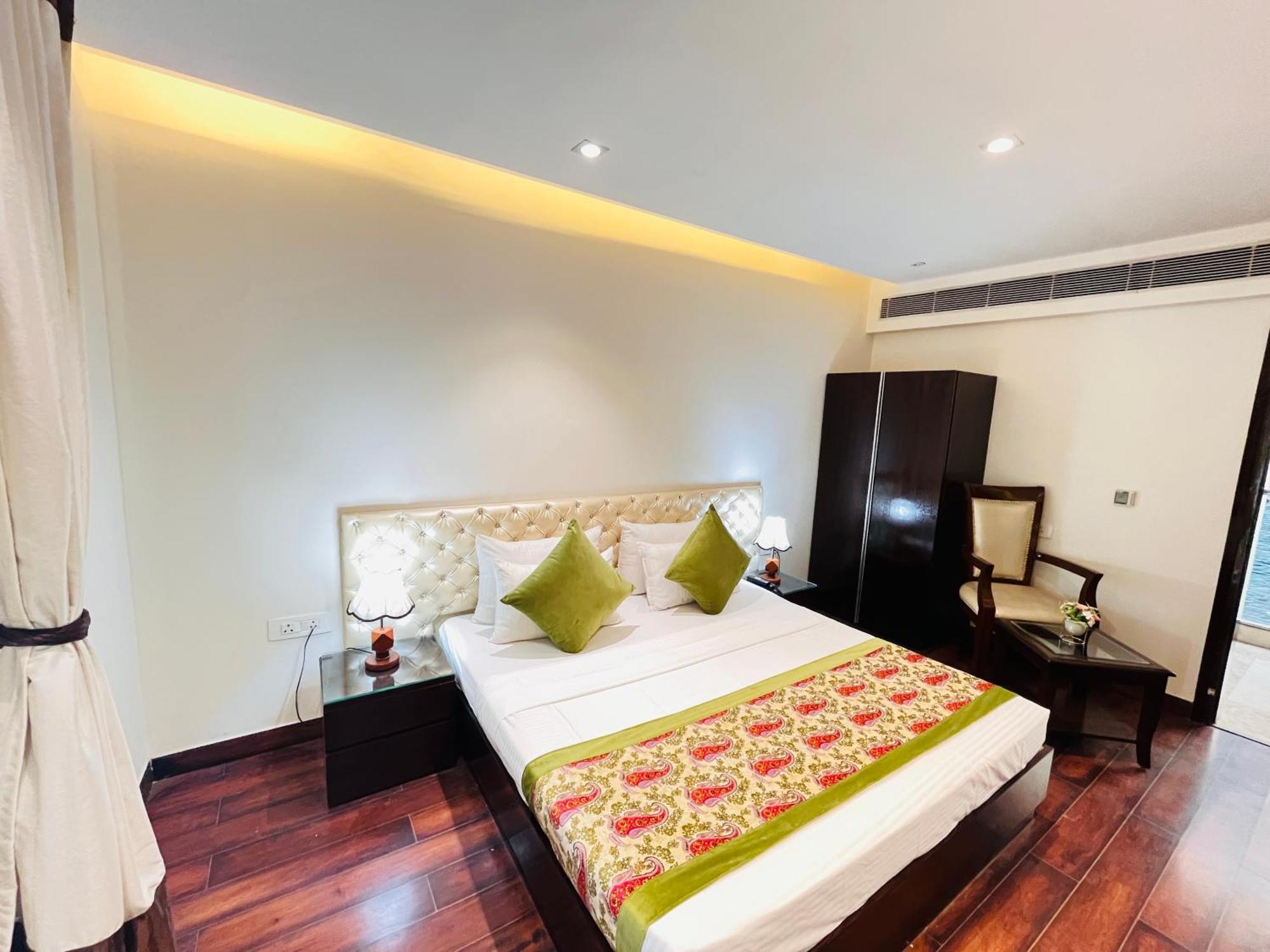 Hotel Aura Ip Grand Karkardooma Metro Station New Delhi Couple Friendly Екстериор снимка