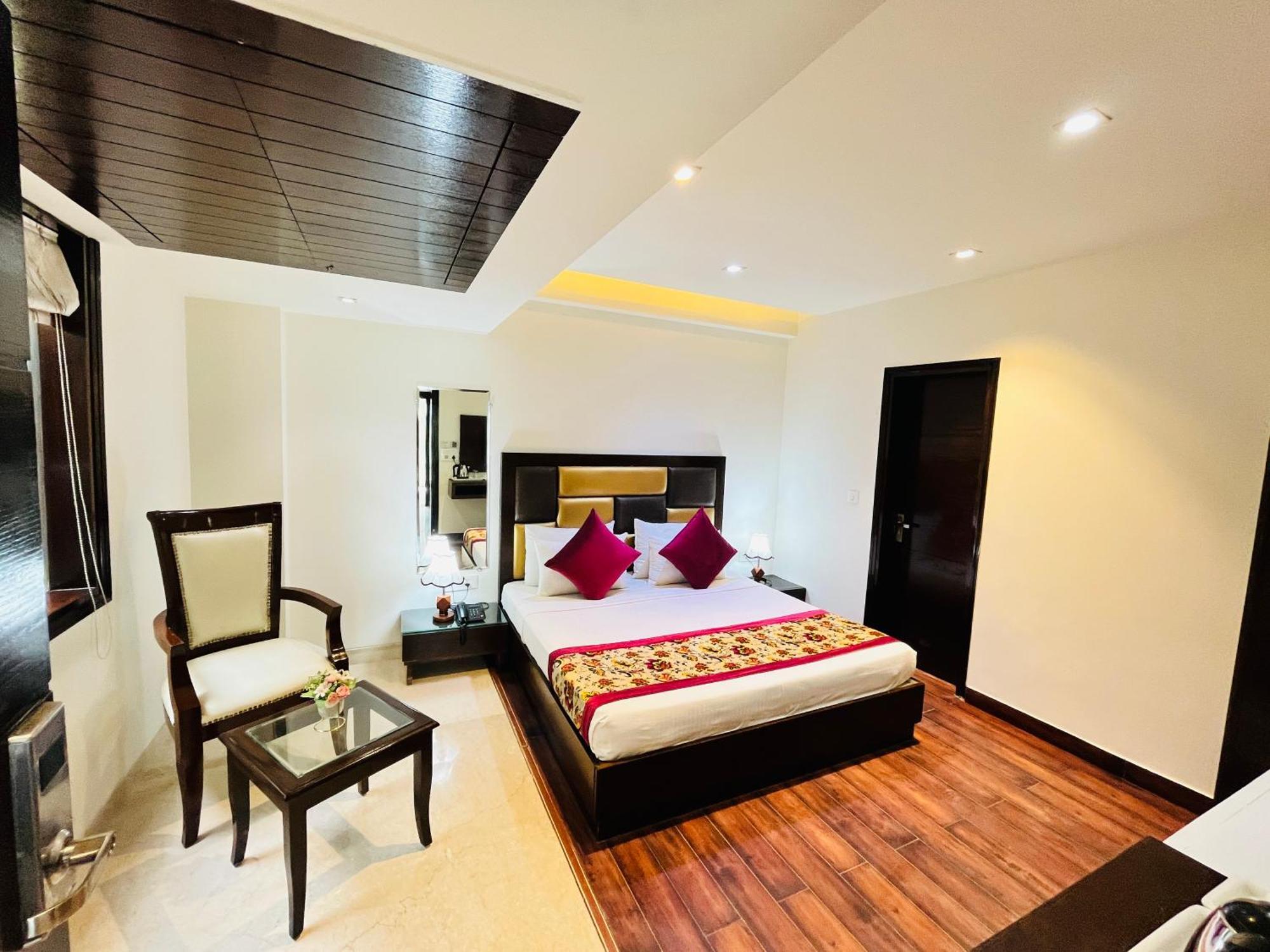 Hotel Aura Ip Grand Karkardooma Metro Station New Delhi Couple Friendly Екстериор снимка