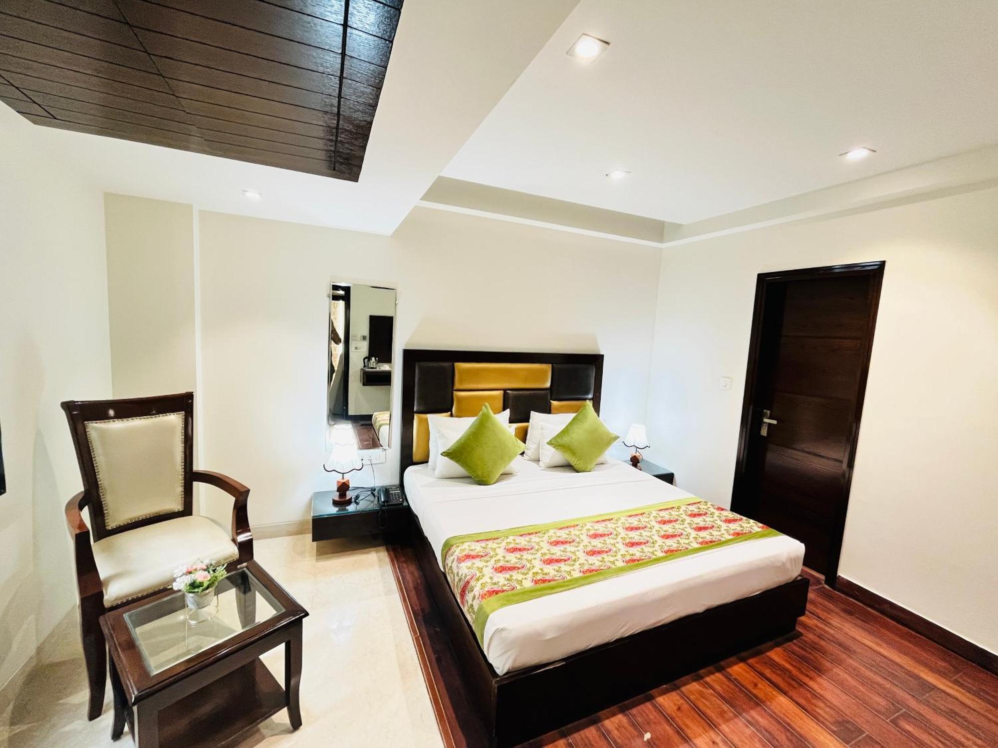 Hotel Aura Ip Grand Karkardooma Metro Station New Delhi Couple Friendly Екстериор снимка