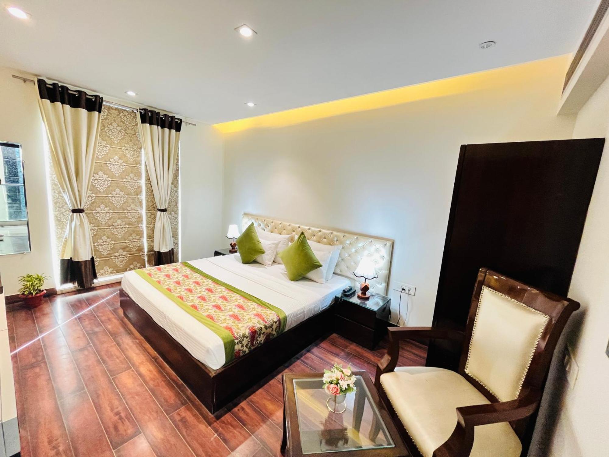 Hotel Aura Ip Grand Karkardooma Metro Station New Delhi Couple Friendly Екстериор снимка