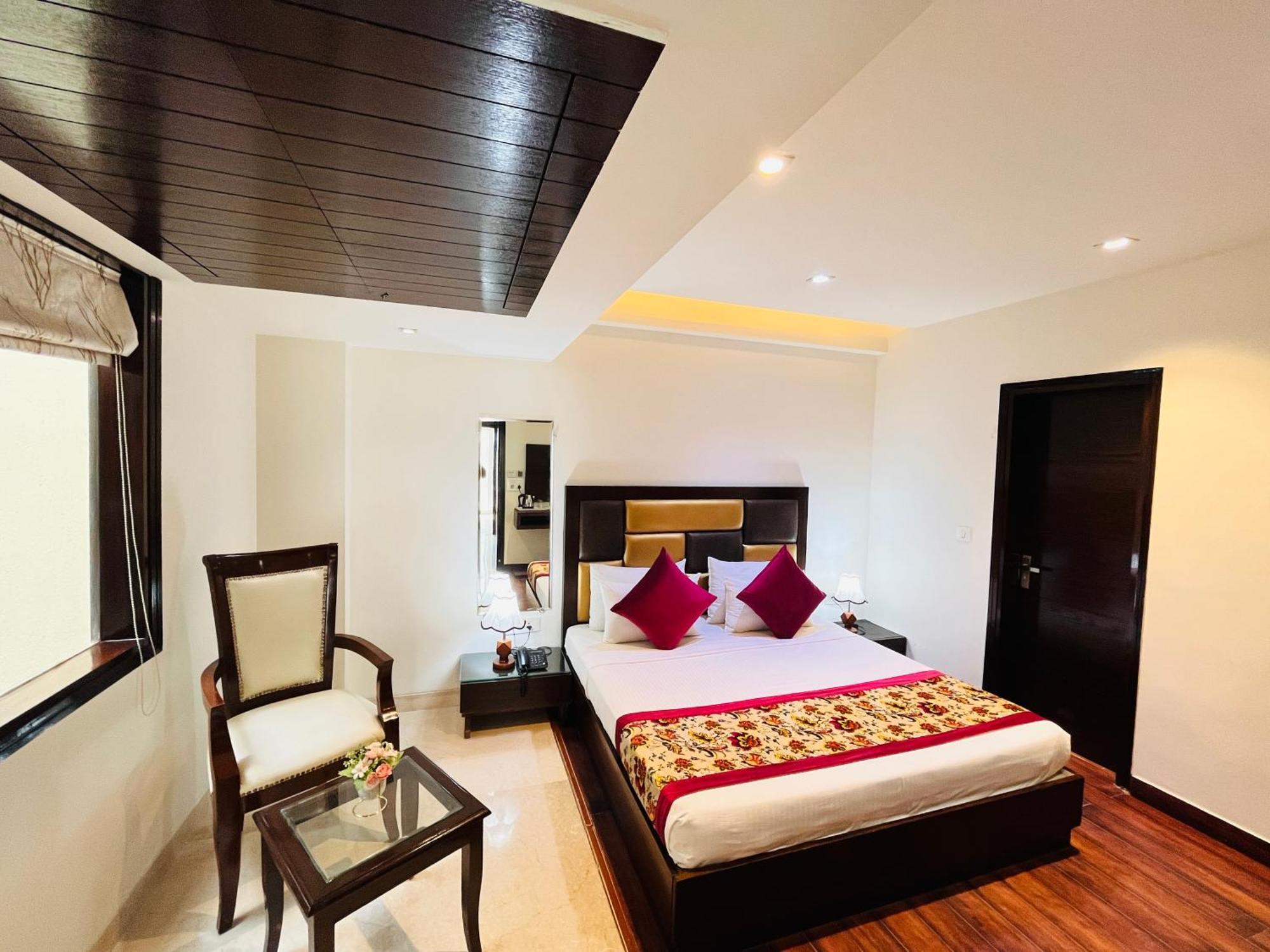 Hotel Aura Ip Grand Karkardooma Metro Station New Delhi Couple Friendly Екстериор снимка