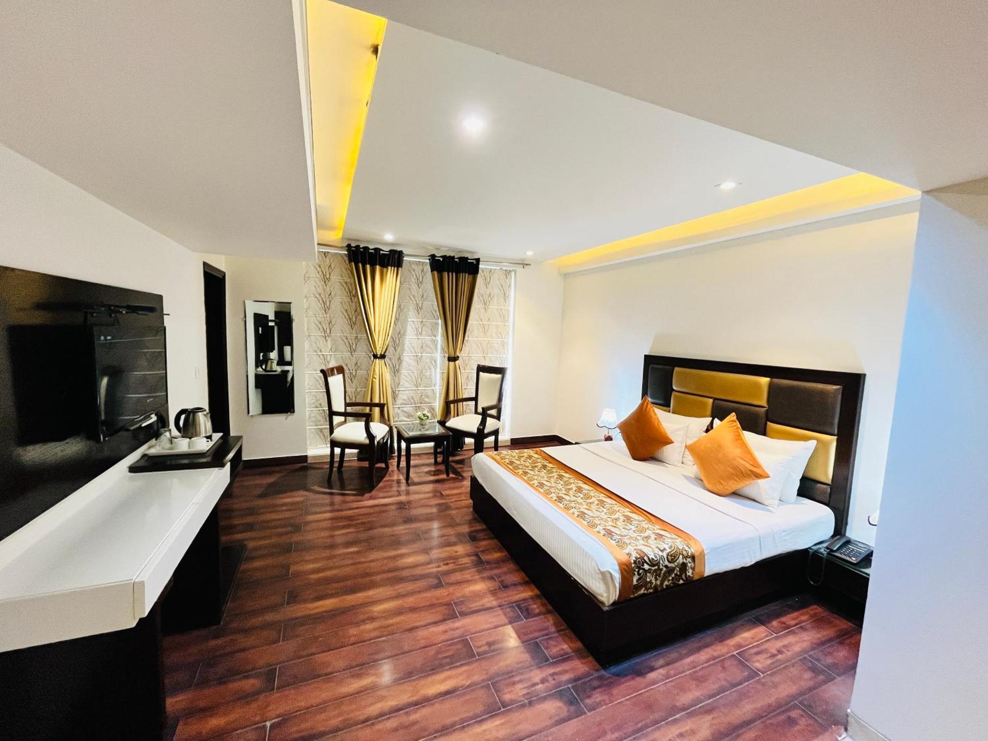 Hotel Aura Ip Grand Karkardooma Metro Station New Delhi Couple Friendly Екстериор снимка