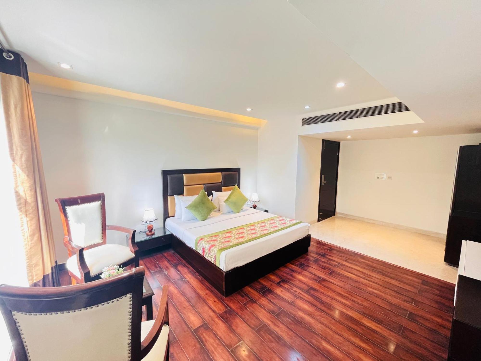 Hotel Aura Ip Grand Karkardooma Metro Station New Delhi Couple Friendly Екстериор снимка
