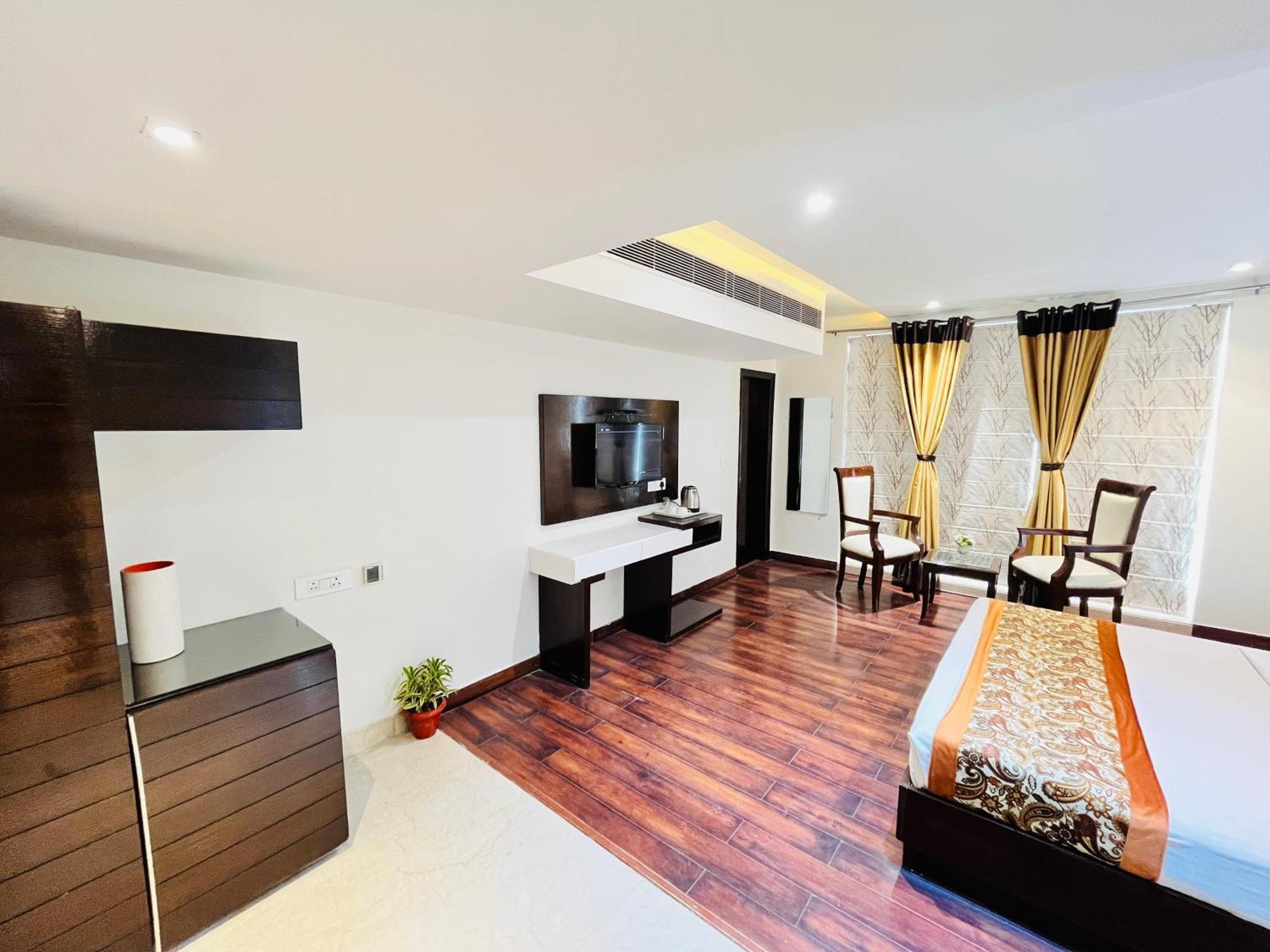 Hotel Aura Ip Grand Karkardooma Metro Station New Delhi Couple Friendly Екстериор снимка