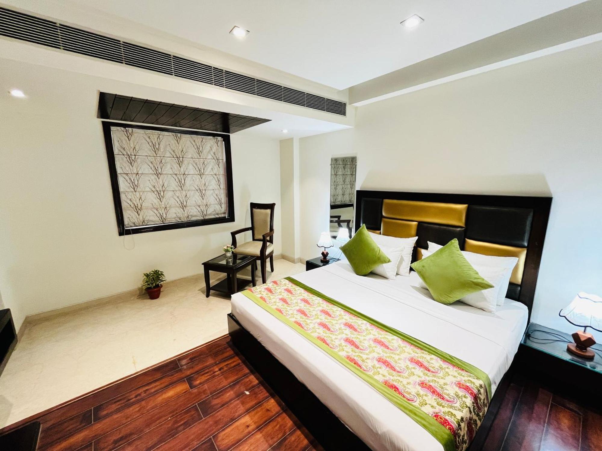 Hotel Aura Ip Grand Karkardooma Metro Station New Delhi Couple Friendly Екстериор снимка