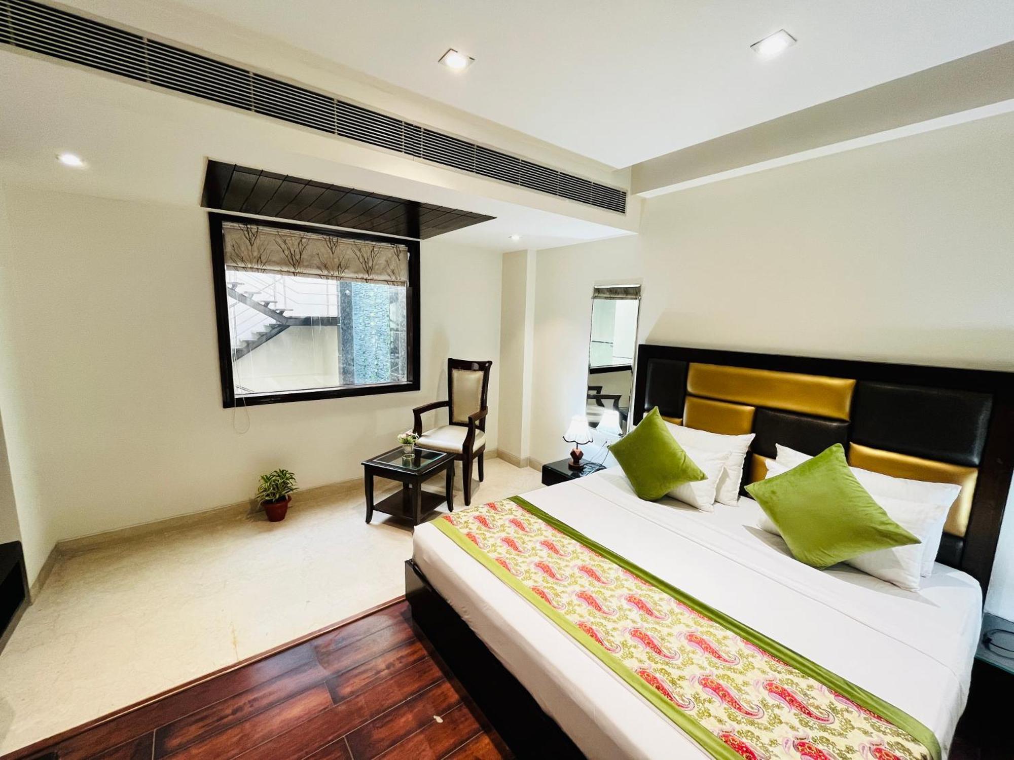 Hotel Aura Ip Grand Karkardooma Metro Station New Delhi Couple Friendly Екстериор снимка