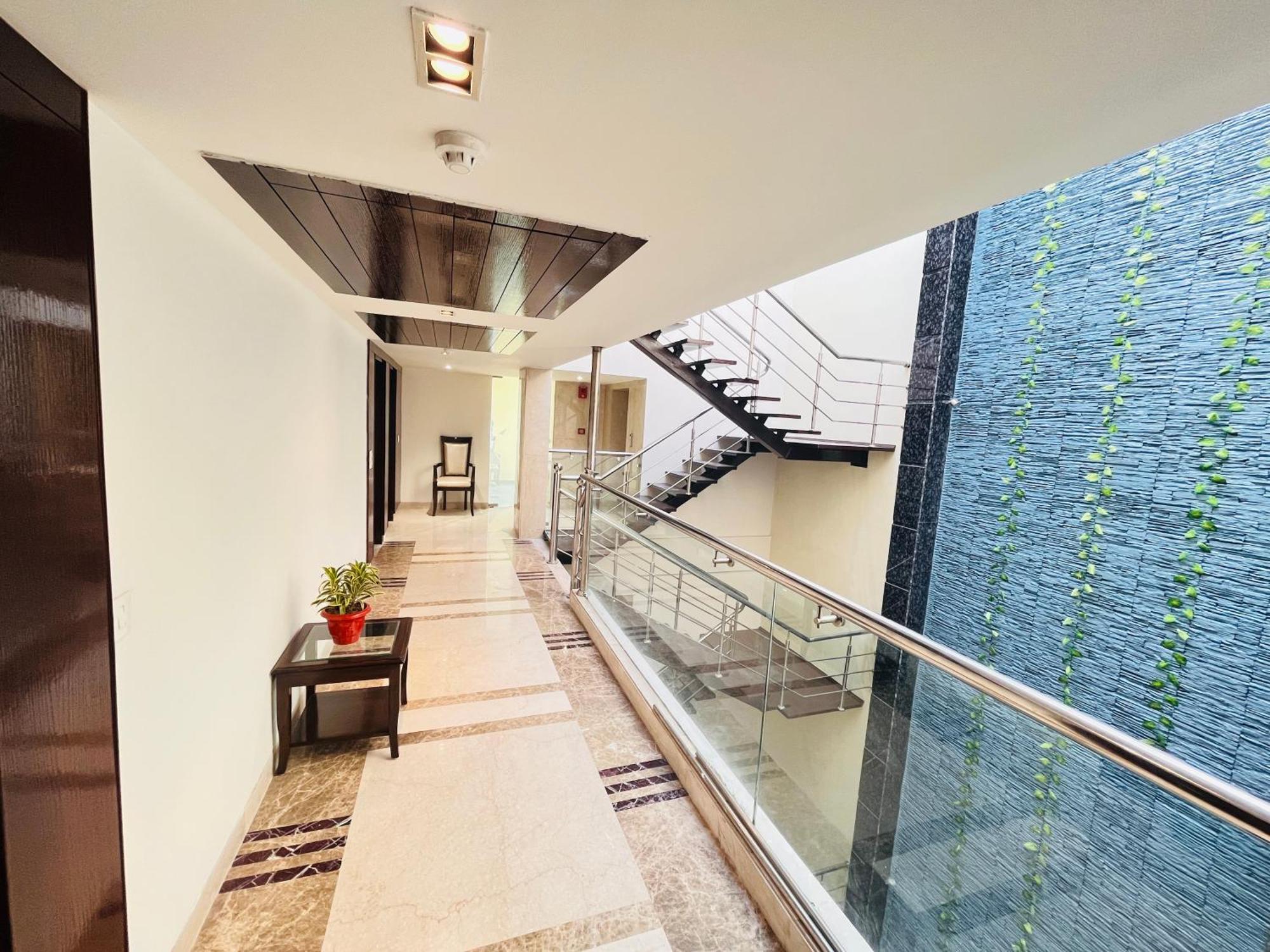 Hotel Aura Ip Grand Karkardooma Metro Station New Delhi Couple Friendly Екстериор снимка